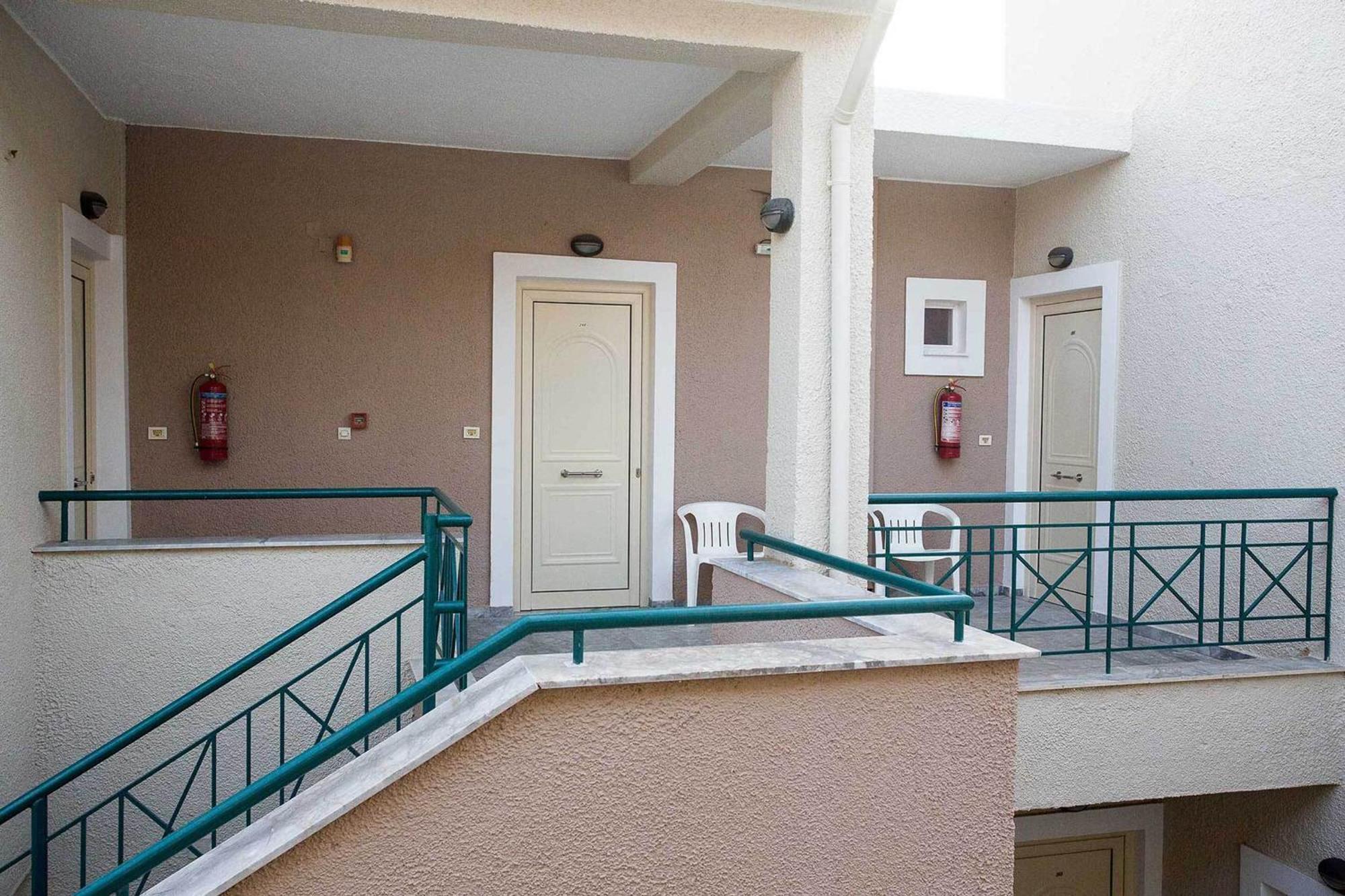 Remvi Hotel - Apartments Stoúpa Dış mekan fotoğraf